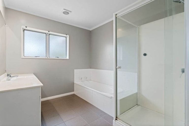 Photo of property in 18 Vintage Drive, Henderson, Auckland, 0612