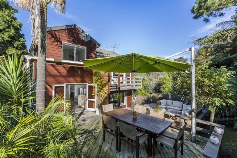 Photo of property in 2/9 Stitchbird Close, Murrays Bay, Auckland, 0630