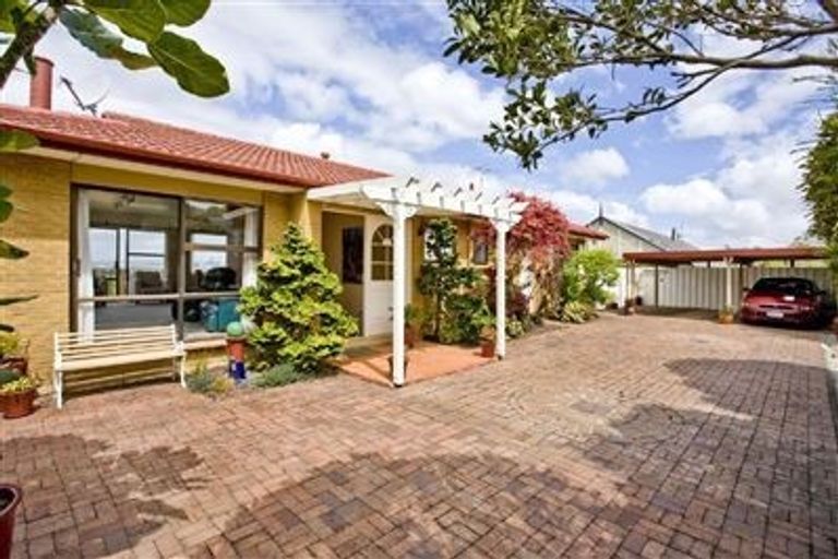 Photo of property in 44 Balmain Road, Chatswood, Auckland, 0626