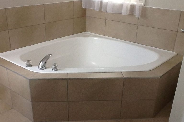 Photo of property in 285 Great North Road, Henderson, Auckland, 0612