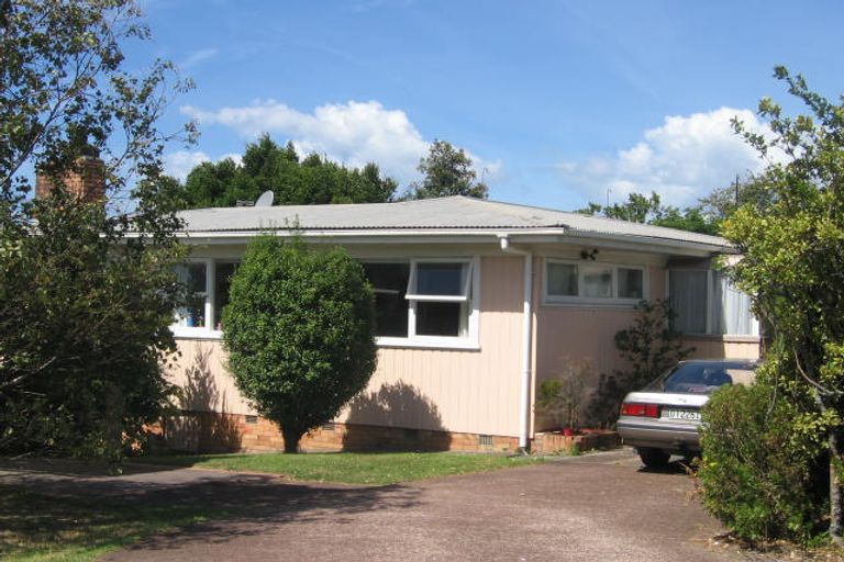 Photo of property in 303 Glenfield Road, Glenfield, Auckland, 0629