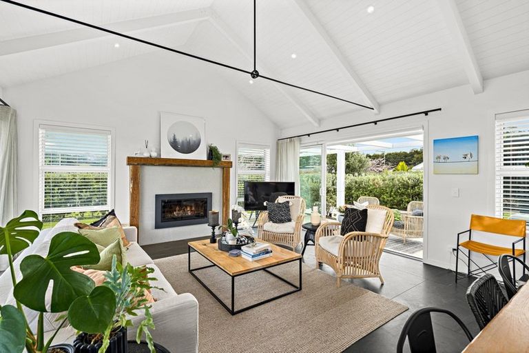 Photo of property in 2 Awanui Crescent, Matakana, 0985