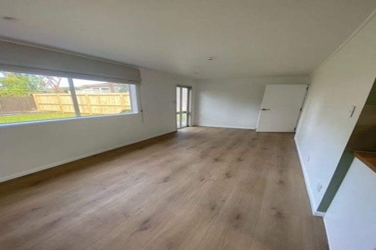 Photo of property in 25 Taipari Road, Te Atatu Peninsula, Auckland, 0610