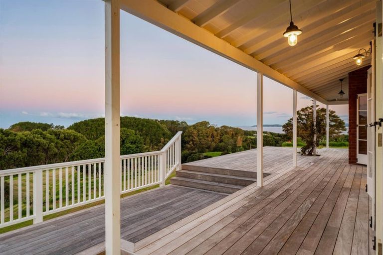 Photo of property in 203 Cape Rodney Road, Leigh, 0985