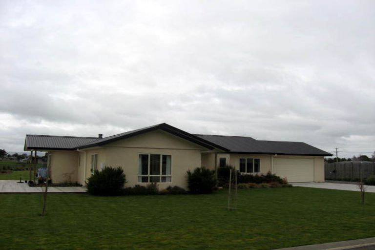 Photo of property in 2 Daffodil Grove, Carterton, 5713