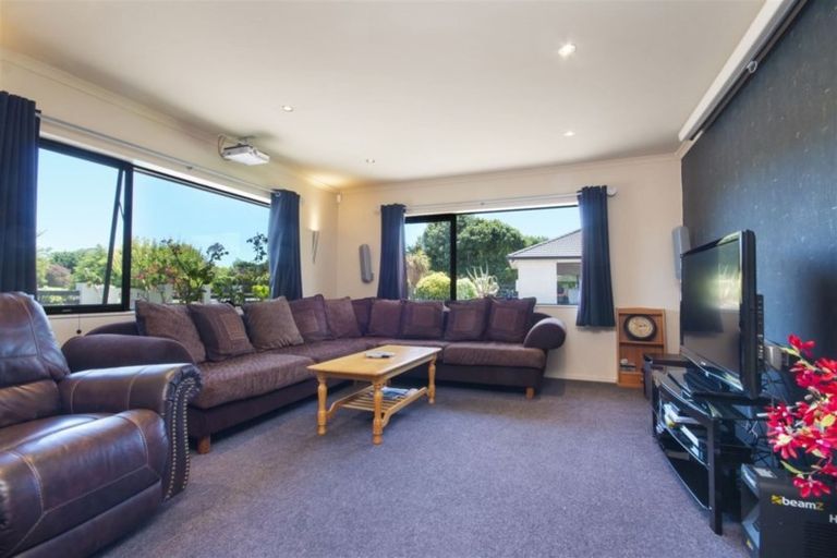 Photo of property in 8 Frank Knight Place, Waiuku, 2123
