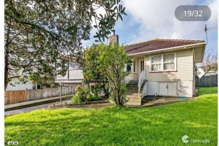 Photo of property in 1/10 Bishop Street, Green Bay, Auckland, 0604