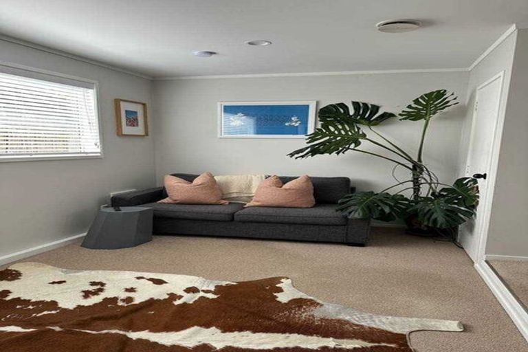 Photo of property in 33 Agincourt Street, Glenfield, Auckland, 0629