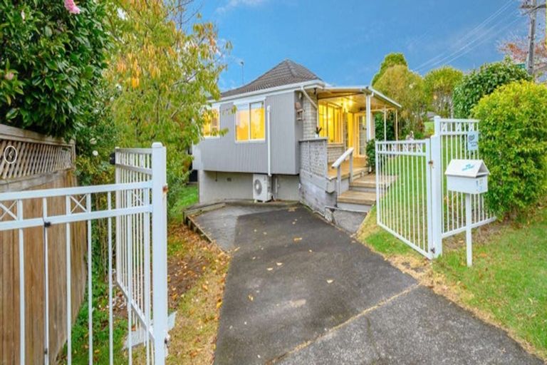 Photo of property in 1/27 Parkhill Road, Mellons Bay, Auckland, 2014