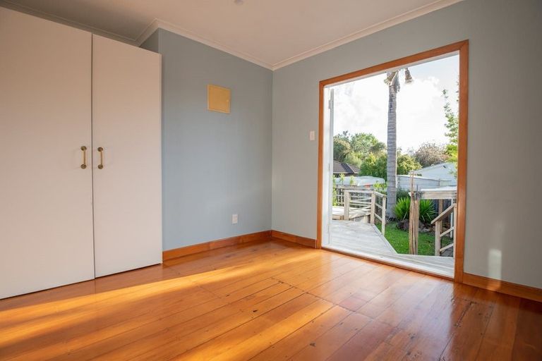 Photo of property in 9 Bishop Street, Green Bay, Auckland, 0604
