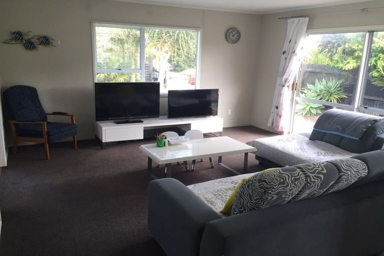 Photo of property in 44 Beach Road, Te Atatu Peninsula, Auckland, 0610