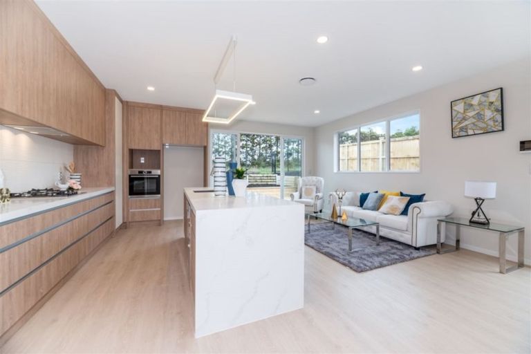 Photo of property in 13 Barrique Road, Kumeu, 0810