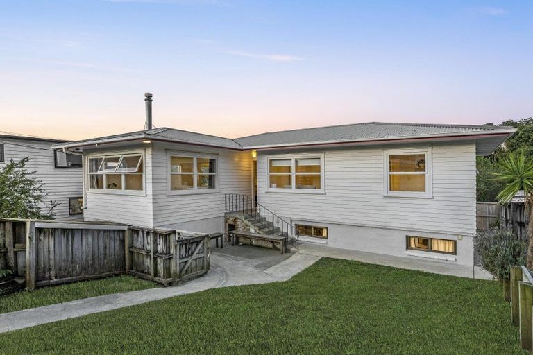 Photo of property in 1/5 Woodall Place, Totara Vale, Auckland, 0627