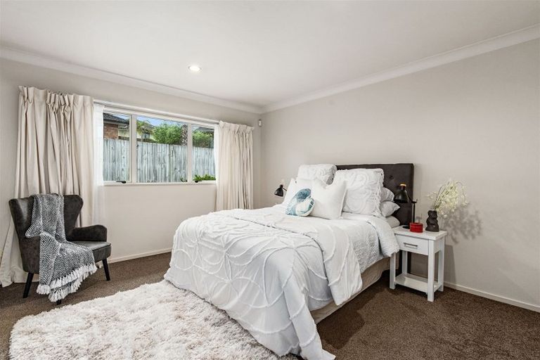 Photo of property in 22 Rising Parade, Fairview Heights, Auckland, 0632