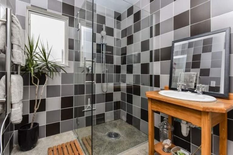 Photo of property in 10 Unsworth Drive, Unsworth Heights, Auckland, 0632