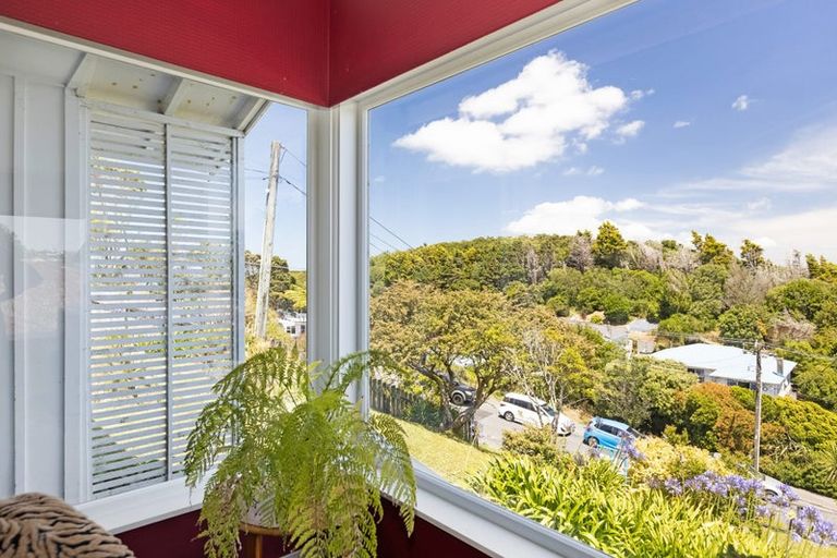 Photo of property in 25 Miles Crescent, Newlands, Wellington, 6037