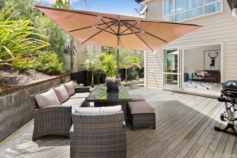 Photo of property in 22 Syd Grant Crescent, Orewa, 0931