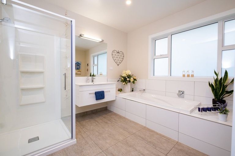 Photo of property in 6 Whittaker Place, Havelock North, 4130