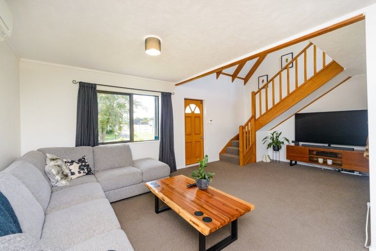 Photo of property in 32 Suzanne Grove, Kelvin Grove, Palmerston North, 4414