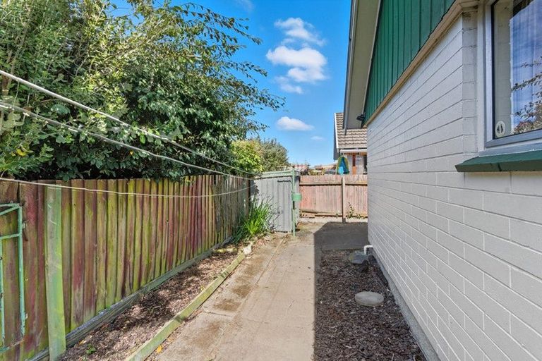 Photo of property in 1/2 Lomax Place, Islington, Christchurch, 8042
