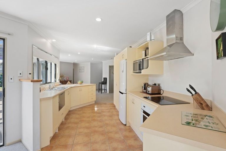 Photo of property in 7 Quadrant Heights, Paraparaumu, 5032