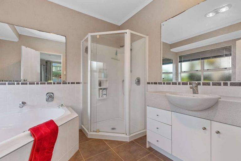 Photo of property in 5 Bellshill Close, Wattle Downs, Auckland, 2103