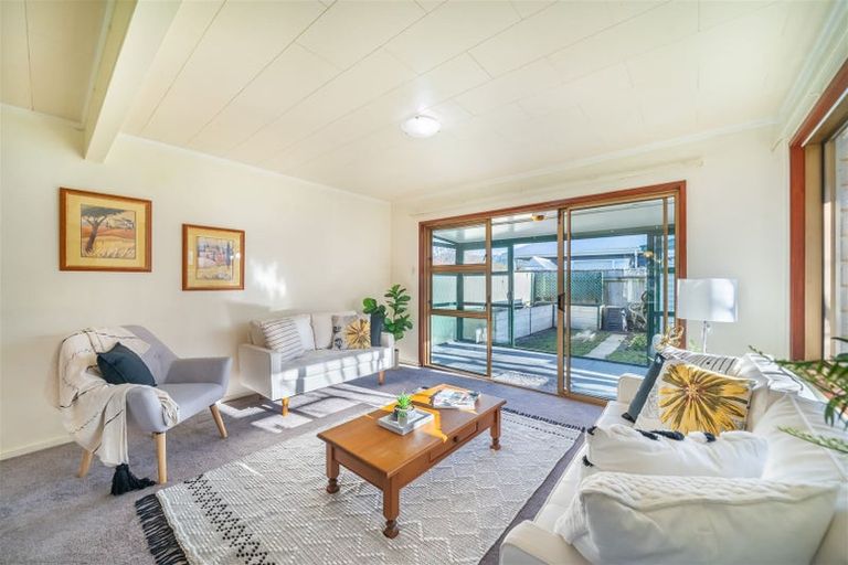 Photo of property in 2/2 Parera Grove, Heretaunga, Upper Hutt, 5018