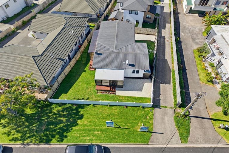 Photo of property in 21 Brixton Road, Manly, Whangaparaoa, 0930
