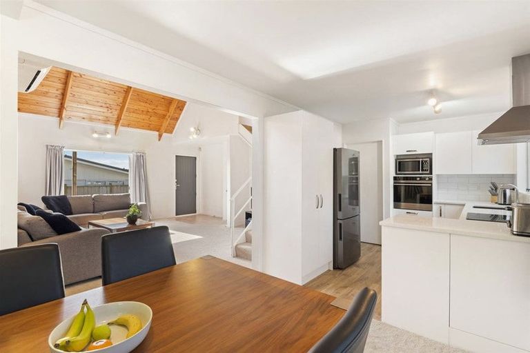 Photo of property in 2/30 Bond Crescent, Forrest Hill, Auckland, 0620