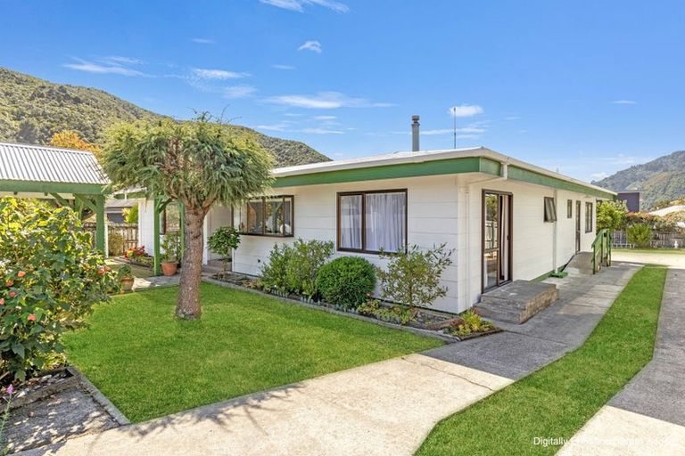 Photo of property in 17 Huia Street, Waikawa, Picton, 7220