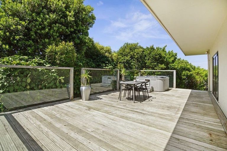 Photo of property in 39 Arahiwi Grove, Tirohanga, Lower Hutt, 5010