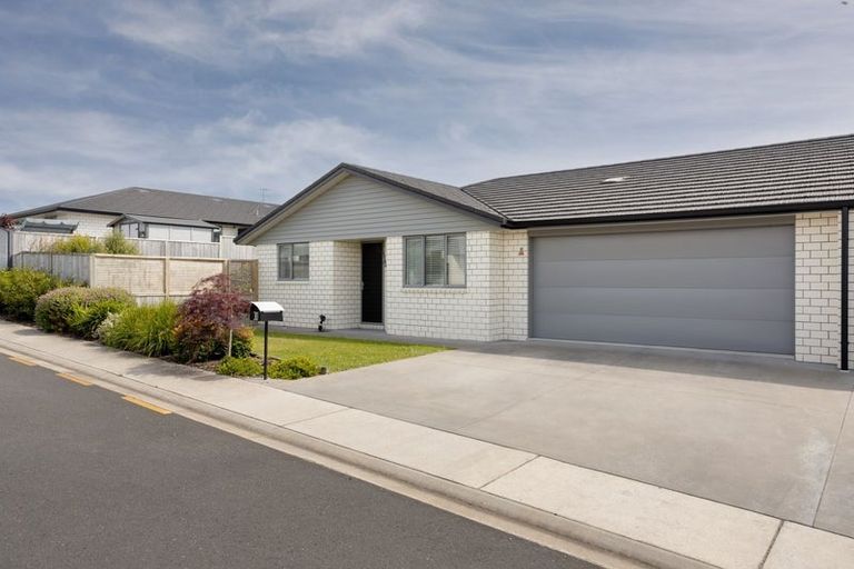 Photo of property in Waterview Estate, 30/4 Greystone Place, Omokoroa, 3114