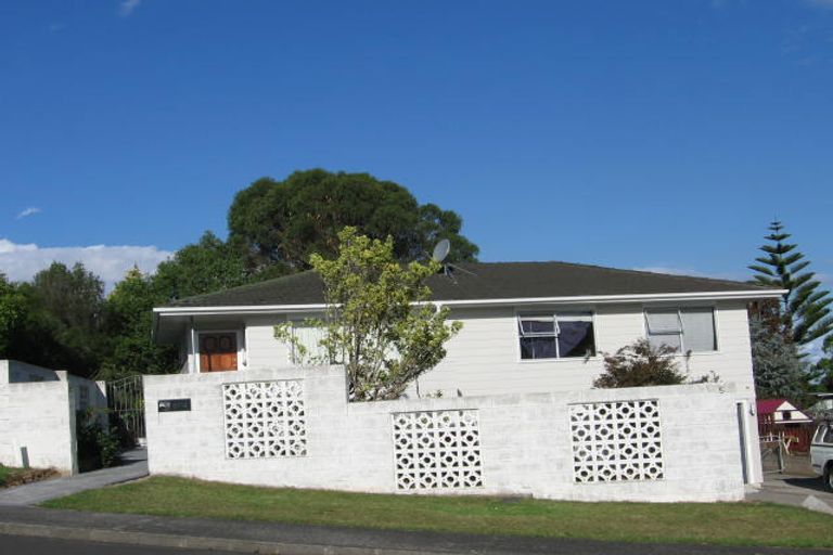 Photo of property in 5 Halcombe Place, Green Bay, Auckland, 0604