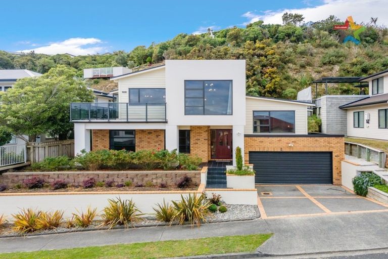 Photo of property in 93 Cedar Street, Maungaraki, Lower Hutt, 5010