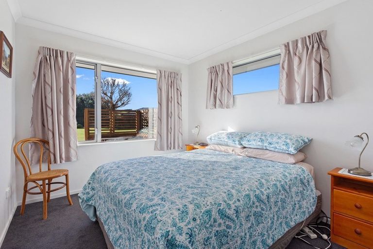 Photo of property in 5 Haydon Place, Amberley, 7410