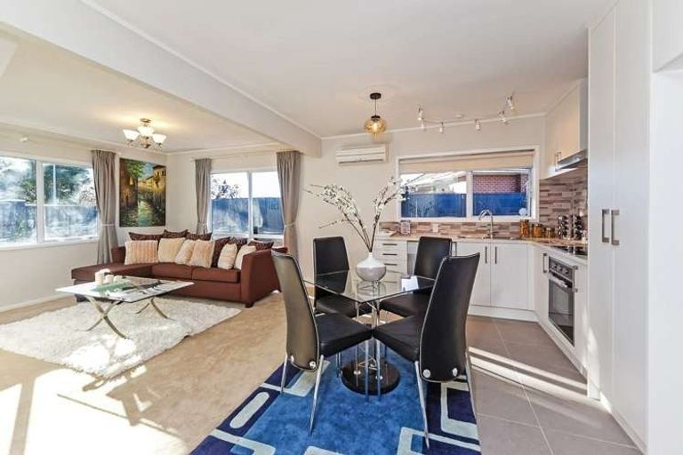 Photo of property in 2 Caspian Close, New Lynn, Auckland, 0600