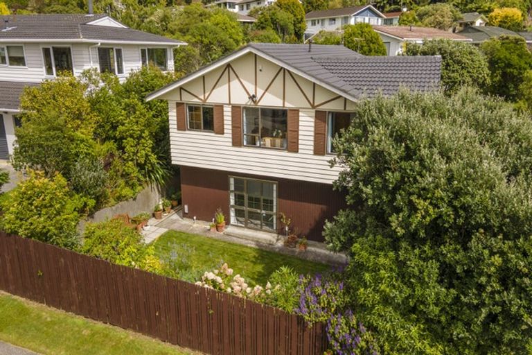 Photo of property in 1 Brasenose Place, Tawa, Wellington, 5028