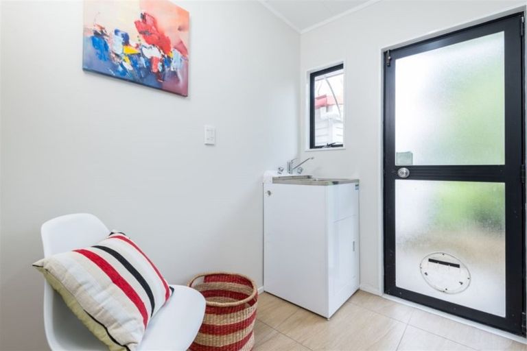 Photo of property in 12 Wren Place, Unsworth Heights, Auckland, 0632