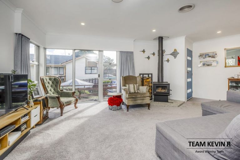 Photo of property in 11 Cadiz Place, Red Hill, Papakura, 2110