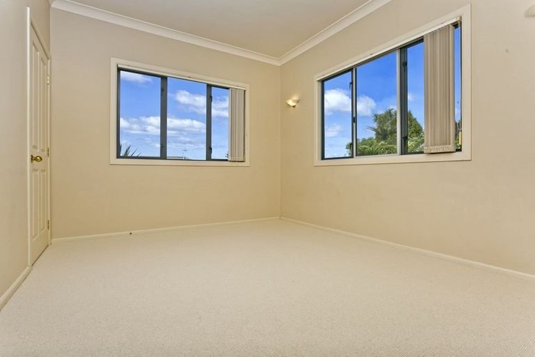 Photo of property in 22 Greenleaf Way, Northcross, Auckland, 0630