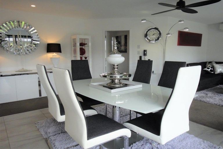 Photo of property in 16 Roto View, One Tree Point, 0118