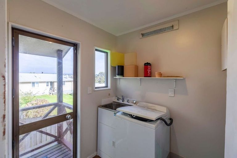 Photo of property in 2/23 Flaunty Place, West Harbour, Auckland, 0618