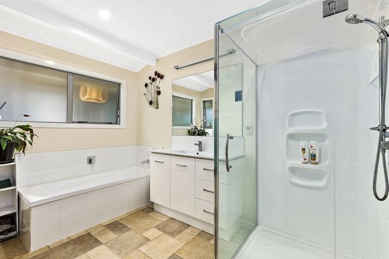 Photo of property in 80 Ravenwood Drive, Forrest Hill, Auckland, 0620