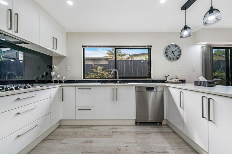 Photo of property in 61a Awaroa Road, Sunnyvale, Auckland, 0612