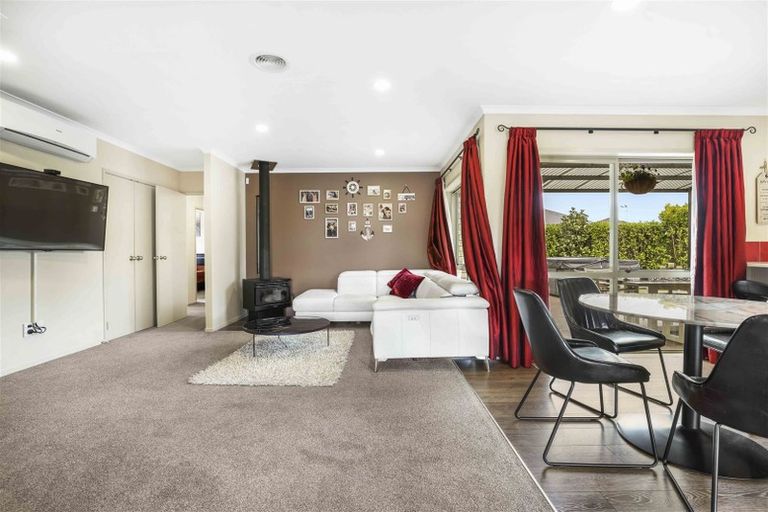 Photo of property in 6 Holly Place, Rototuna North, Hamilton, 3210