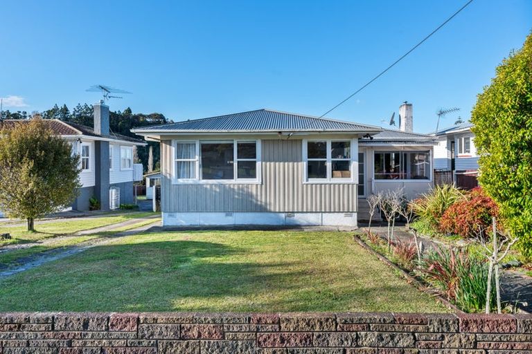 Photo of property in 18 Huruhuru Road, Massey, Auckland, 0614