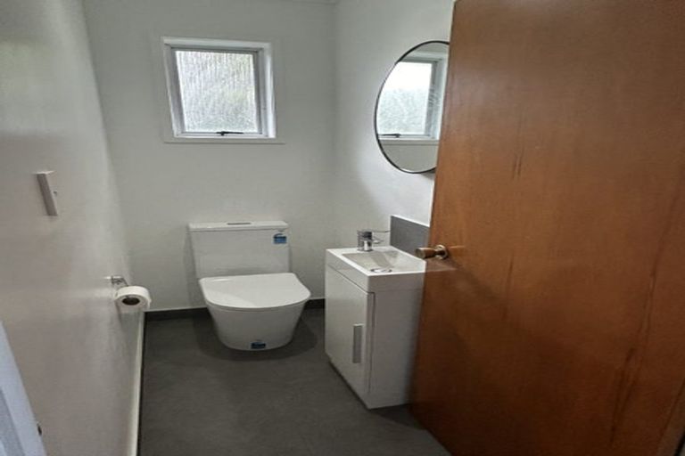 Photo of property in 44 Easton Park Parade, Glenfield, Auckland, 0629