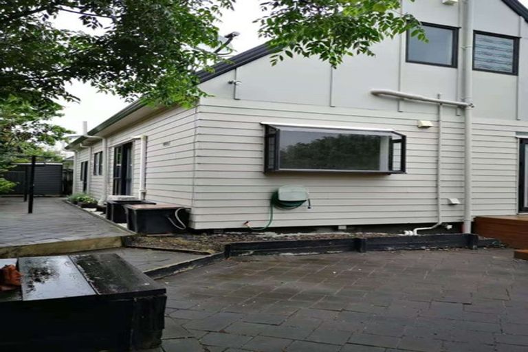 Photo of property in 2/86 Aviemore Drive, Highland Park, Auckland, 2010