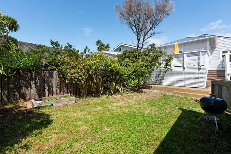 Photo of property in 81 Eden Street, Island Bay, Wellington, 6023