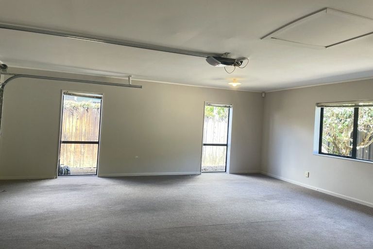 Photo of property in 16 Yarlside Place, Northpark, Auckland, 2013